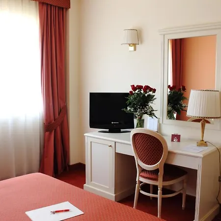 מלון Semiramide Palace 4*